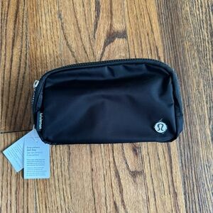 lululemon everywhere belt bag 1l black